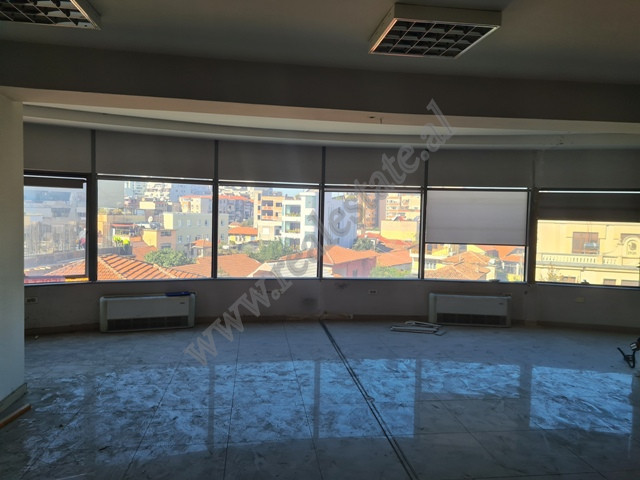 Office space for rent in Dibra Street in Tirana.
It is located on the 4th floor of a building with 